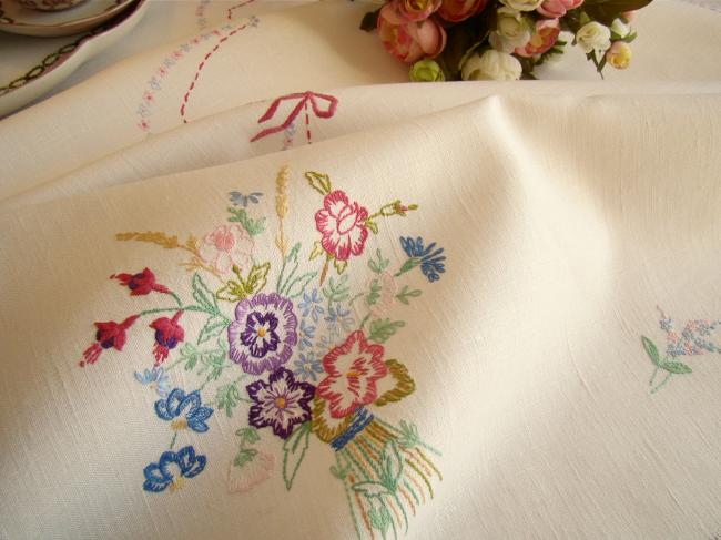 Romantique petite nappe en lin brodée de bouquets et guirlande de petits noeuds