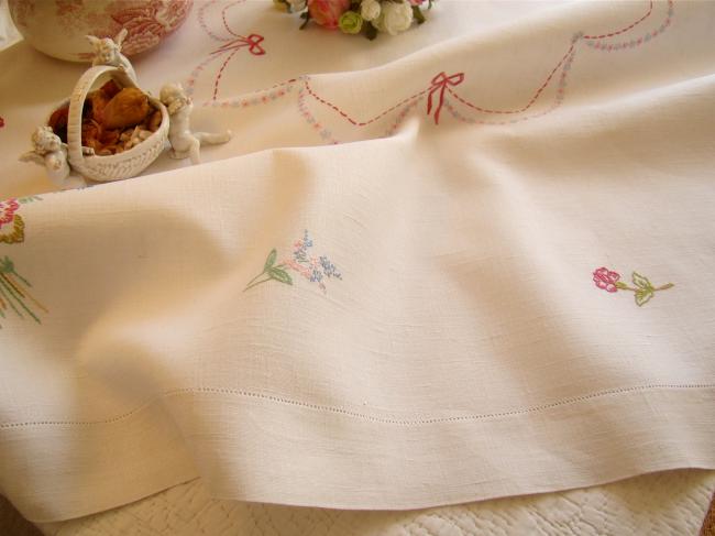 Romantique petite nappe en lin brodée de bouquets et guirlande de petits noeuds