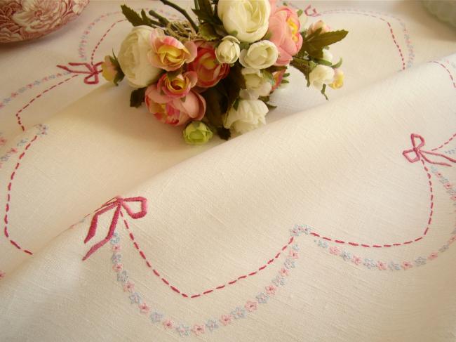 Romantique petite nappe en lin brodée de bouquets et guirlande de petits noeuds