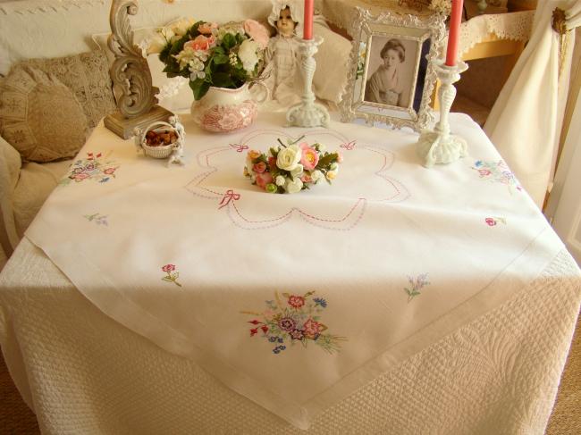 Romantique petite nappe en lin brodée de bouquets et guirlande de petits noeuds