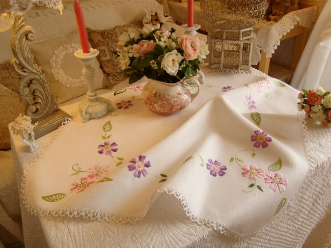 Très romantique nappe brodée à la main d'une farandole de Passiflore