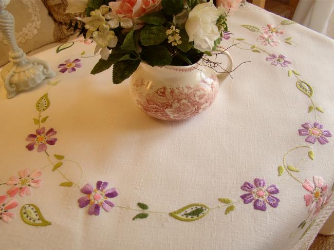 Très romantique nappe brodée à la main d'une farandole de Passiflore