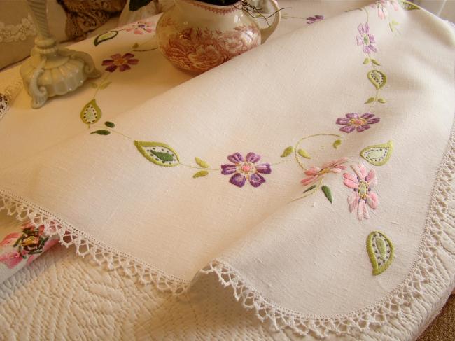 Très romantique nappe brodée à la main d'une farandole de Passiflore