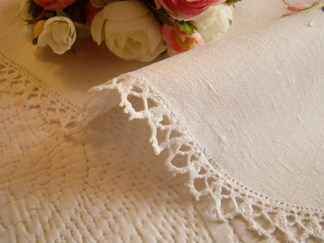 Très romantique nappe brodée à la main d'une farandole de Passiflore