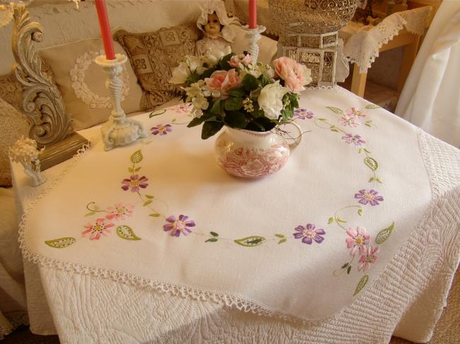 Très romantique nappe brodée à la main d'une farandole de Passiflore