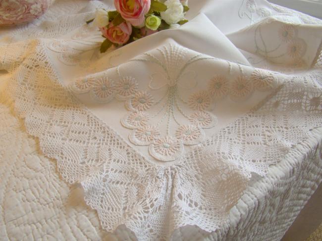 Adorable nappe de guéridon en lin brodé de marguerites rose et dentelle