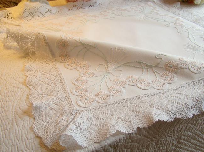 Adorable nappe de guéridon en lin brodé de marguerites rose et dentelle