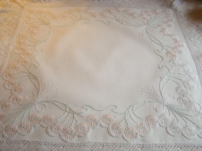 Adorable nappe de guéridon en lin brodé de marguerites rose et dentelle