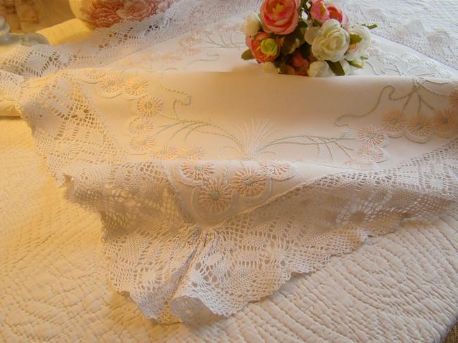 Adorable nappe de guéridon en lin brodé de marguerites rose et dentelle