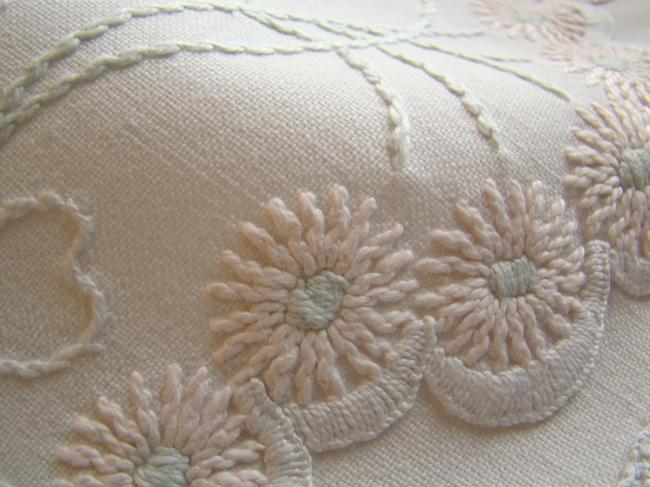 Adorable nappe de guéridon en lin brodé de marguerites rose et dentelle