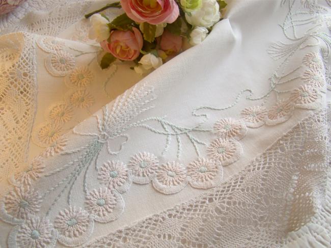 Adorable nappe de guéridon en lin brodé de marguerites rose et dentelle