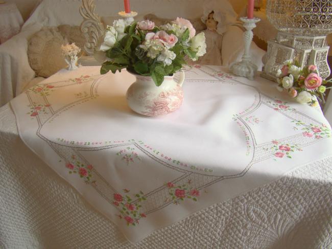  Adorable nappe en lin brodée de roses anciennes sur treillis