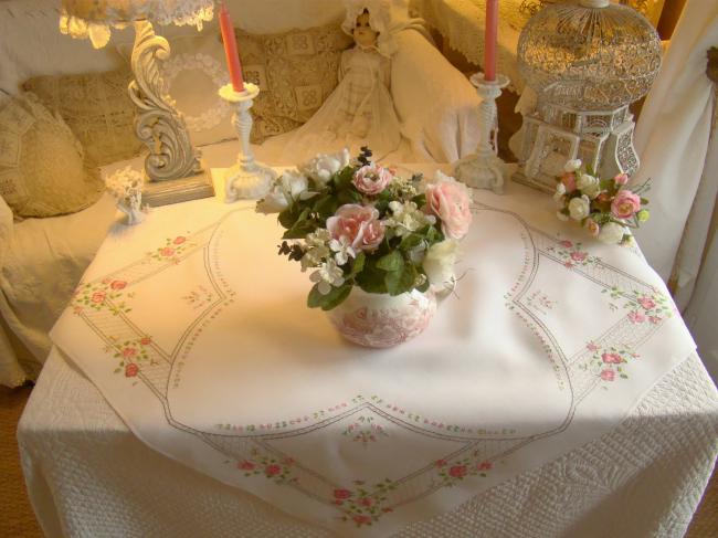  Adorable nappe en lin brodée de roses anciennes sur treillis