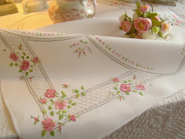  Adorable nappe en lin brodée de roses anciennes sur treillis