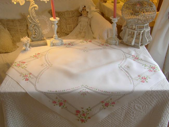  Adorable nappe en lin brodée de roses anciennes sur treillis