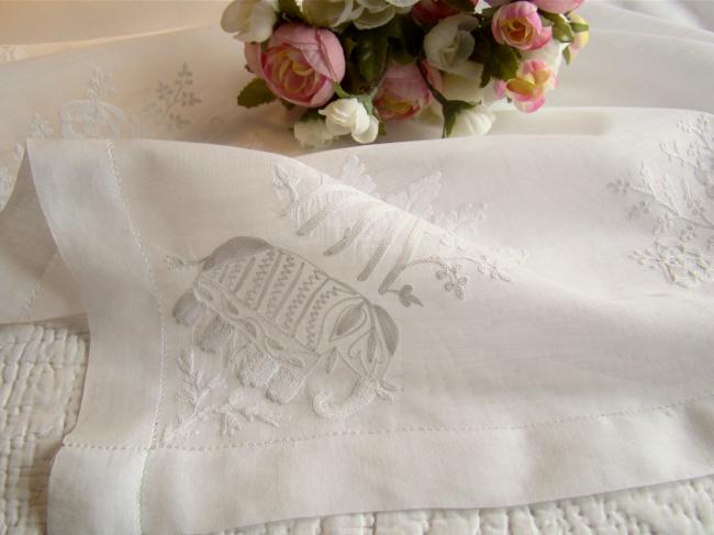 Superbe petite surnappe en voile rebrodée de bouquets et éléphants