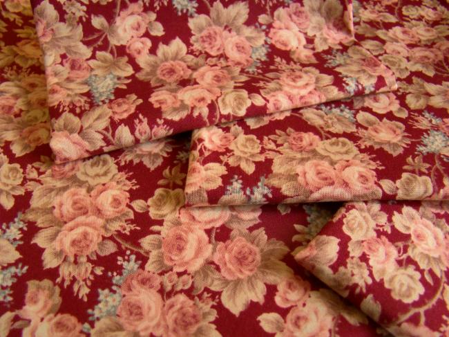 Coupon de coton à fond cerise avec impression de petites roses et myosotis