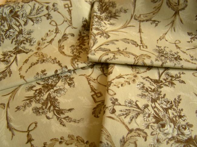 Coupon de coton à fond beige clair avec impression de feuilles d'acanthe