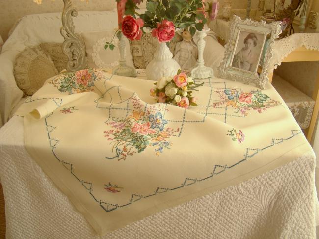 Belle nappe brodée de grands bouquets de fleurs avec fond de treillis