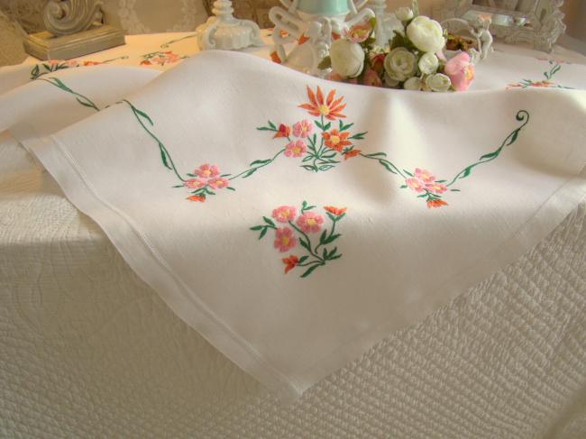 Très romantique nappe en lin brodée à la main de volutes de capucines