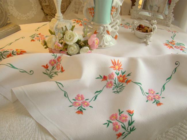 Très romantique nappe en lin brodée à la main de volutes de capucines