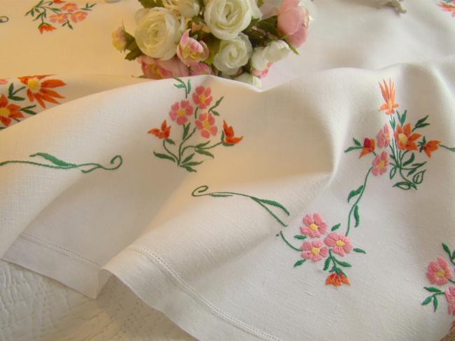 Très romantique nappe en lin brodée à la main de volutes de capucines