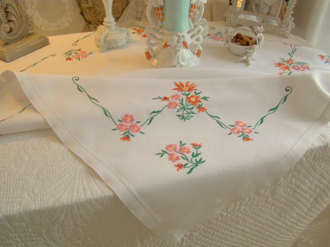 Très romantique nappe en lin brodée à la main de volutes de capucines