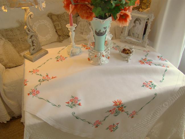 Très romantique nappe en lin brodée à la main de volutes de capucines