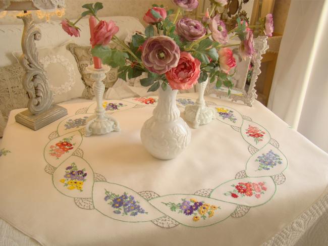 Merveilleuse nappe en lin brodée d'une couronne de fleurs d'été 1930-40