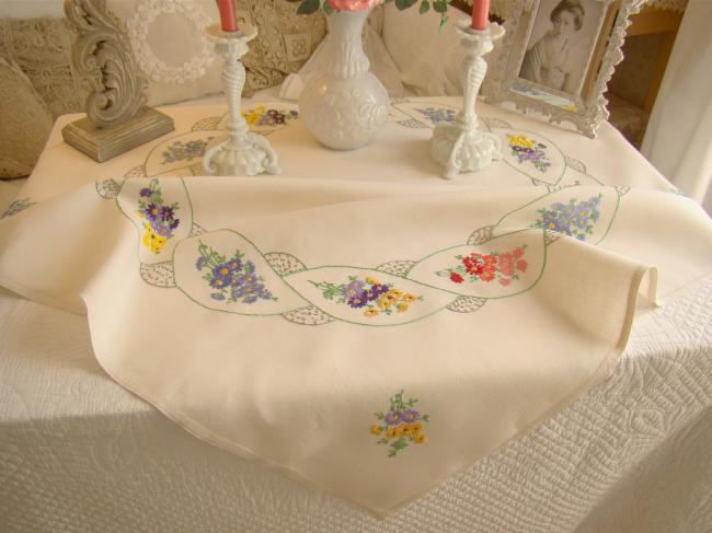 Merveilleuse nappe en lin brodée d'une couronne de fleurs d'été 1930-40