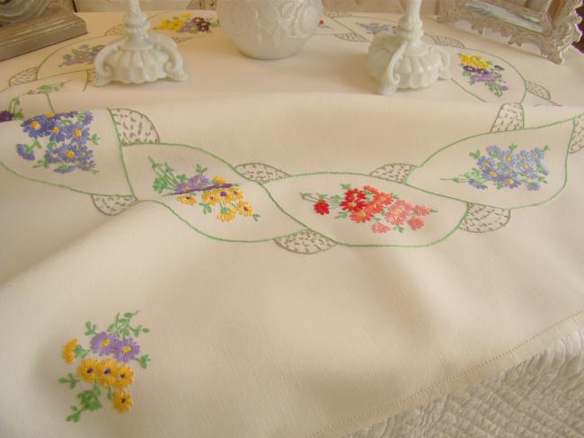 Merveilleuse nappe en lin brodée d'une couronne de fleurs d'été 1930-40