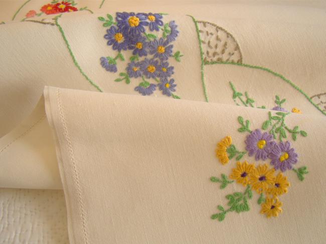 Merveilleuse nappe en lin brodée d'une couronne de fleurs d'été 1930-40