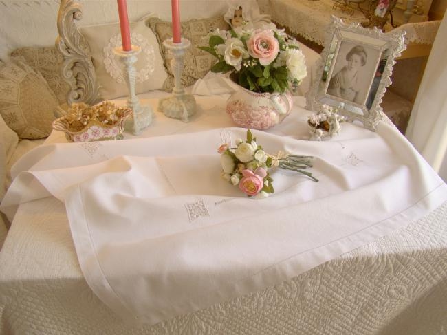 Elégante petite nappe en lin granité avec rivières ajourées et monogramme SL