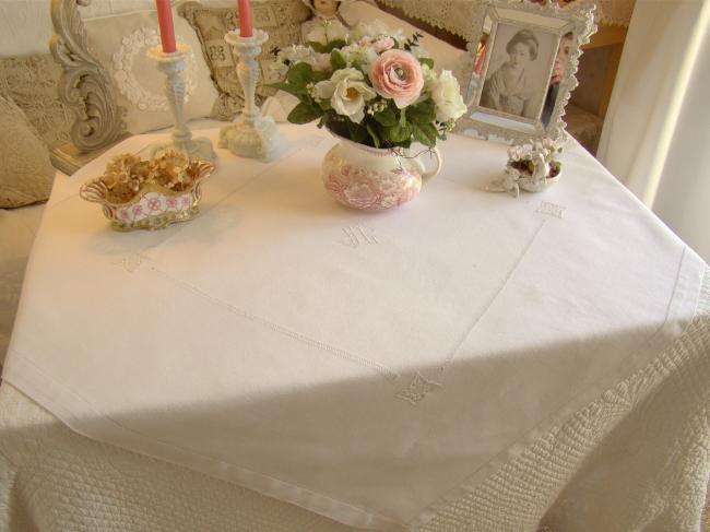 Elégante petite nappe en lin granité avec rivières ajourées et monogramme SL