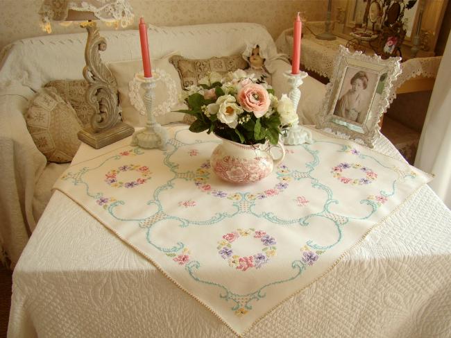 Romantique petite nappe brodée de couronnes et volutes aux couleurs pastel