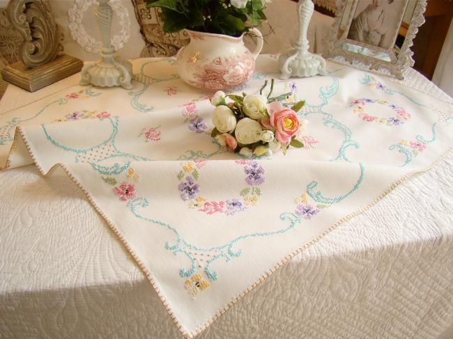 Romantique petite nappe brodée de couronnes et volutes aux couleurs pastel