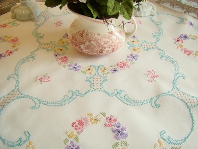 Romantique petite nappe brodée de couronnes et volutes aux couleurs pastel