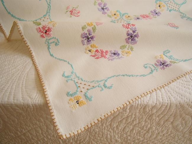 Romantique petite nappe brodée de couronnes et volutes aux couleurs pastel