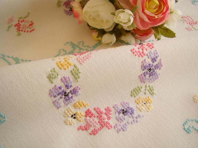 Romantique petite nappe brodée de couronnes et volutes aux couleurs pastel