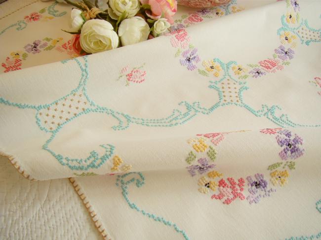 Romantique petite nappe brodée de couronnes et volutes aux couleurs pastel