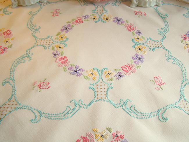 Romantique petite nappe brodée de couronnes et volutes aux couleurs pastel