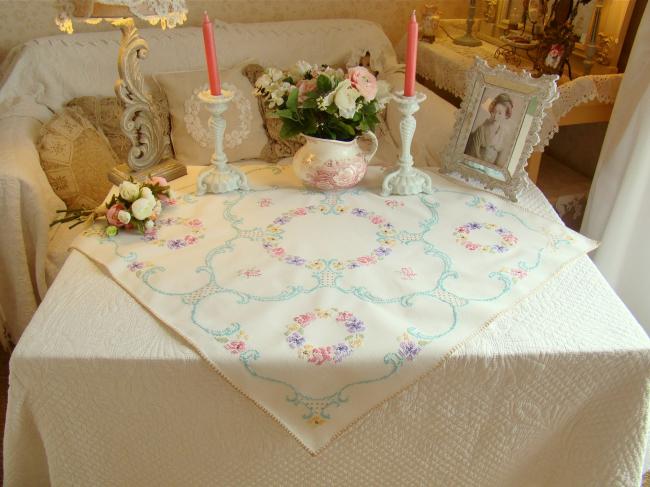 Romantique petite nappe brodée de couronnes et volutes aux couleurs pastel