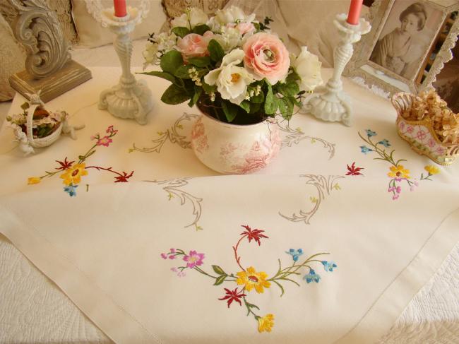 Merveilleuse nappe en lin brodée à la main de volutes de fleurs 1930