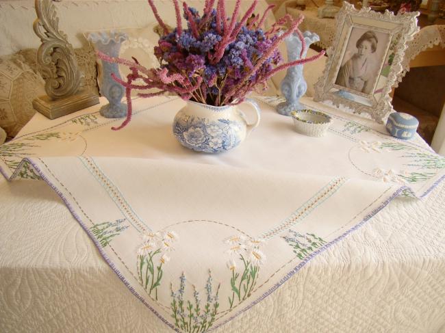 Très champêtre sur-nappe en pur lin brodée de marguerites et lavande