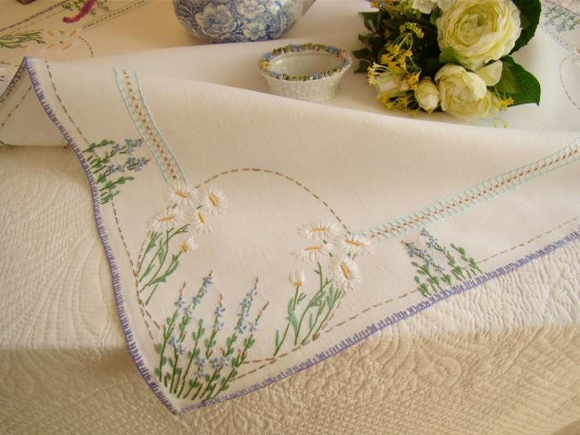 Très champêtre sur-nappe en pur lin brodée de marguerites et lavande