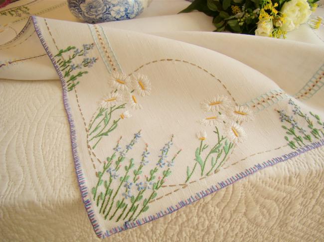 Très champêtre sur-nappe en pur lin brodée de marguerites et lavande