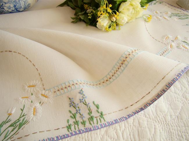 Très champêtre sur-nappe en pur lin brodée de marguerites et lavande