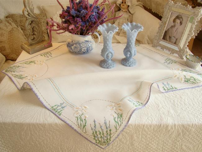 Très champêtre sur-nappe en pur lin brodée de marguerites et lavande