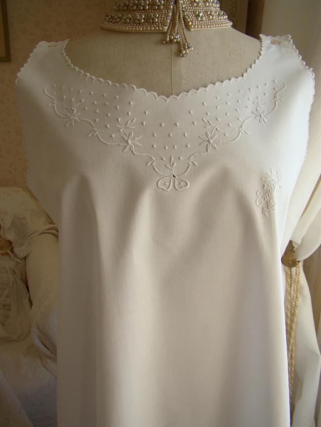 Charmante chemise de nuit en batiste brodé de marguerites, prénom Émilie