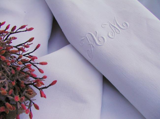 Such a romantic linen sheet with hand-embroidered monogram AM and fillet lace